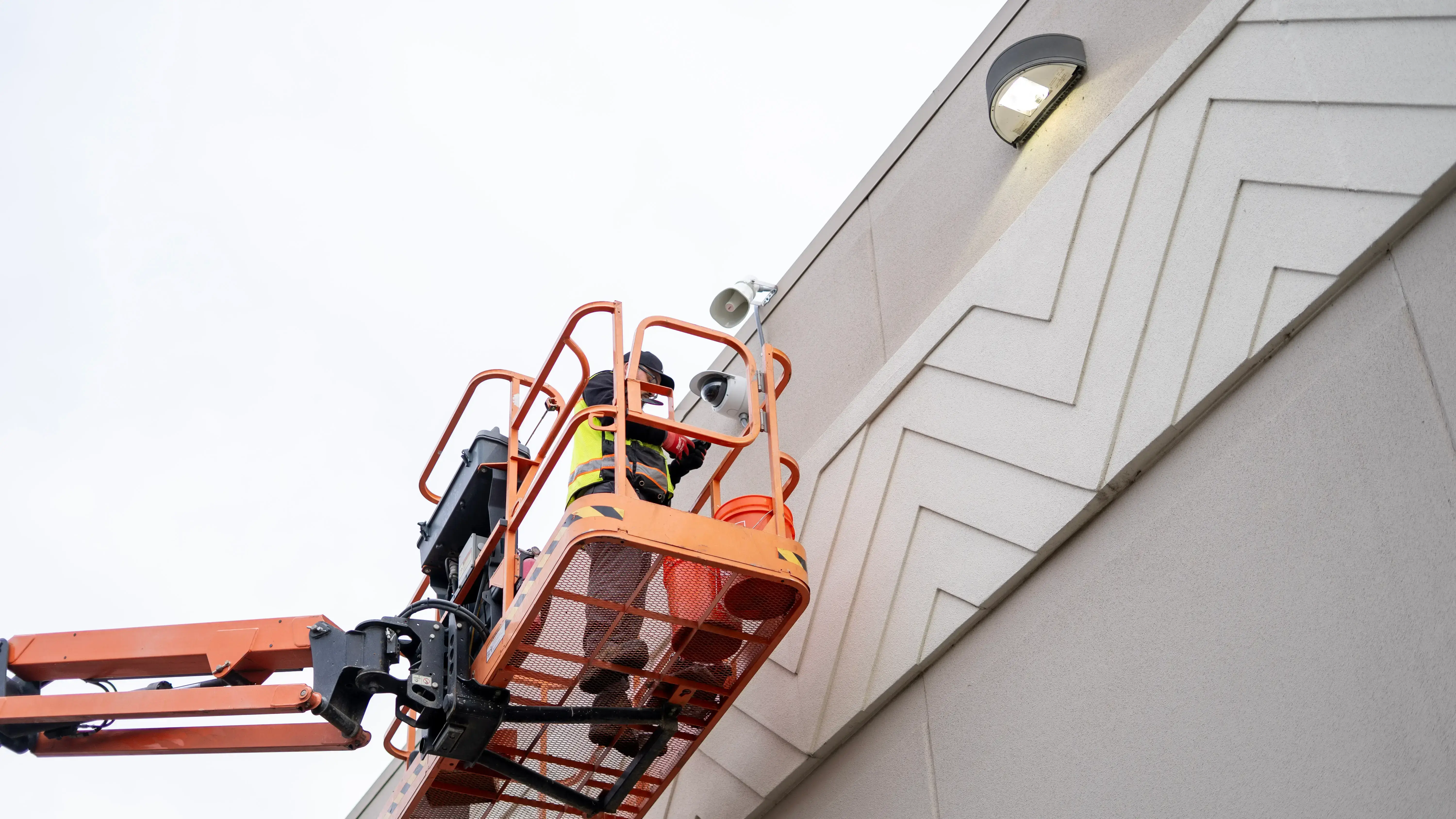 Peninsula Shopping Center Surveillance - Proava Tech Peninsula shopping center surveillance and LPR camera installation by Proava Tech - AXIS IP cameras, multi-building network photo 3